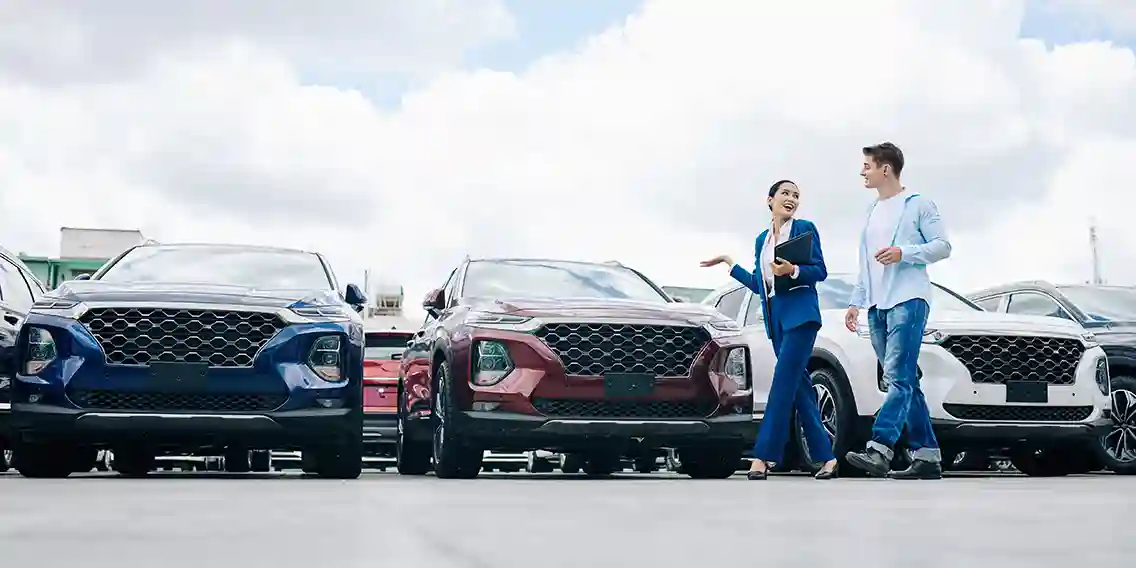 couple negotiating price of car